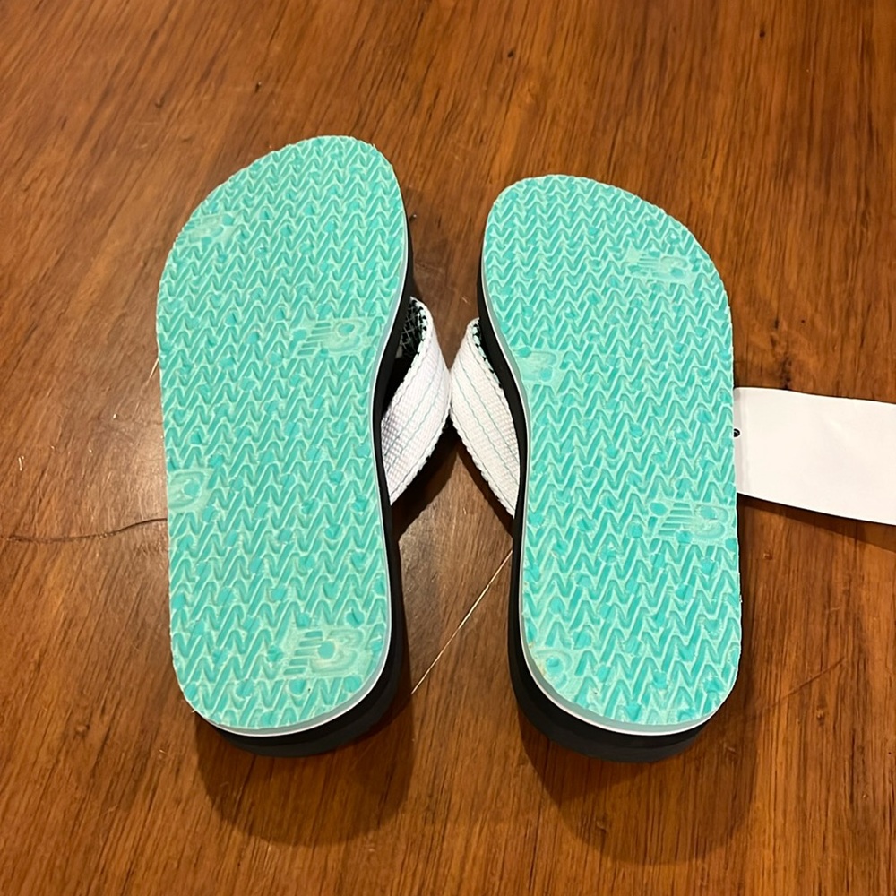 New Balance Madaket Thong Flip Flops Sandals new black green Women’s Size 7 - Picture 9 of 11